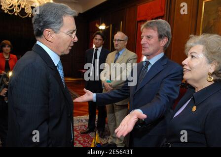 Der kolumbianische Präsident Alvaro Uribe Velez empfängt am 3. Juli 2008 den französischen Außenminister Bernard Kouchner in Bogota, Kolumbien. Kouchner kam mit den Kindern der französisch-kolumbianischen Politikerin Ingrid Betancourt nach Kolumbien, die am 2. Juli von kolumbianischen Truppen, die sich als Hilfskräfte aufstellten, vor linken Guerillas gerettet wurde. Foto von Miguel Angel Solano/SP/ABACAPRESS.COM Stockfoto