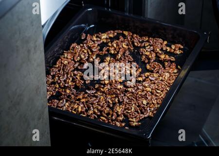 Geröstete Walnüsse. Nüsse helfen dem Gehirn zu arbeiten. Ermüdungsnahrung, Gesunde Nüsse. Superfood, vegan, vegetarisches Lebensmittelkonzept. Makro von Walnussstruktur, selektiv f Stockfoto