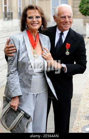 Die Schauspielerin Claudia Cardinale und der italienische Designer Giorgio Armani posieren am 3. Juli 2008 im Innenhof des Elysée-Palastes in Paris, Frankreich, nachdem sie vom französischen Präsidenten Nicolas Sarkozy mit der angesehensten Legion d'Honneur-Medaille Frankreichs ausgezeichnet wurden. Foto von Orban-Taamallah/ABACAPRESS.COM Stockfoto