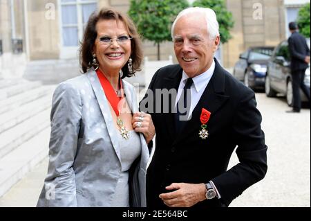 Die Schauspielerin Claudia Cardinale und der italienische Designer Giorgio Armani posieren am 3. Juli 2008 im Innenhof des Elysée-Palastes in Paris, Frankreich, nachdem sie vom französischen Präsidenten Nicolas Sarkozy mit der angesehensten Legion d'Honneur-Medaille Frankreichs ausgezeichnet wurden. Foto von Orban-Taamallah/ABACAPRESS.COM Stockfoto