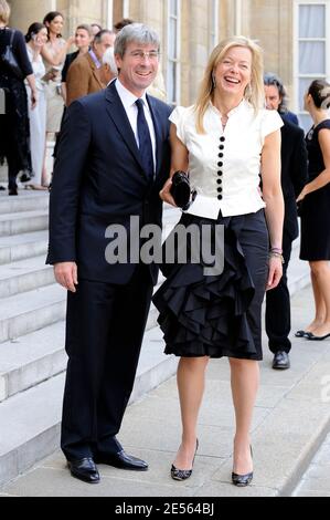 Der Kunsthändler Tim Taylor und seine Frau Lady Helen Taylor posieren am 3. Juli 2008 im Innenhof des Elysée-Palastes in Paris, Frankreich, bevor er an einer Zeremonie des Designers Giorgio Armani teilnimmt. Schauspielerin Claudia Cardinale und Sängerin Tina Turner mit Frankreichs renommiertesten Legion d'Honneur-Medaille des französischen Präsidenten Nicolas Sarkozy. Foto von Orban-Taamallah/ABACAPRESS.COM Stockfoto