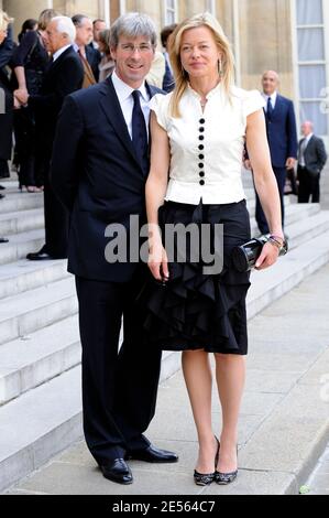 Der Kunsthändler Tim Taylor und seine Frau Lady Helen Taylor posieren am 3. Juli 2008 im Innenhof des Elysée-Palastes in Paris, Frankreich, bevor er an einer Zeremonie des Designers Giorgio Armani teilnimmt. Schauspielerin Claudia Cardinale und Sängerin Tina Turner mit Frankreichs renommiertesten Legion d'Honneur-Medaille des französischen Präsidenten Nicolas Sarkozy. Foto von Orban-Taamallah/ABACAPRESS.COM Stockfoto