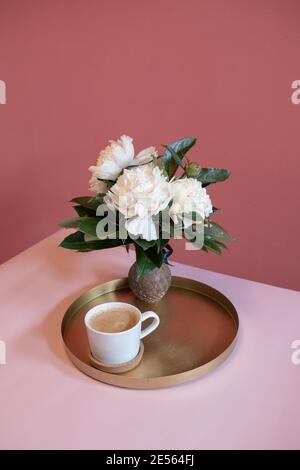 Weiße Pfingstrosen und frischer Kaffee Stockfoto