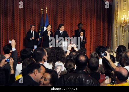 Der französische Präsident Nicolas Sarkozy hält eine Rede, begleitet von Ingrid Betancourt, ihrem Neffen Bernard Kouchner und Rama Yade, während eines Empfangs im Elysee-Palast zu Ehren der ehemaligen Geisel Ingrid Betancourt, in Paris, Frankreich am 4. Juli 2008. Die französisch-kolumbianische Ex-Politikerin, die sechs Jahre lang im kolumbianischen Dschungel gefangen gehalten wurde, kam heute nach ihrer Befreiung am 2. Juli nach Paris. Foto von Jacques Witt/Pool/ABACAPRESS.COM Stockfoto