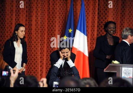 Ingrid Betancourt wurde am 4. Juli 2008 von ihrer Tochter Melanie Delloye-Betancourt und Rama Yade bei einem Empfang im Elysee-Palast zu Ehren von Ingrid Betancourt in Paris, Frankreich, begleitet. Die französisch-kolumbianische Ex-Politikerin, die sechs Jahre lang im kolumbianischen Dschungel gefangen gehalten wurde, kam heute nach ihrer Befreiung am 2. Juli nach Paris. Foto von Jacques Witt/Pool/ABACAPRESS.COM Stockfoto