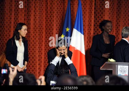 Ingrid Betancourt wurde am 4. Juli 2008 von ihrer Tochter Melanie Delloye-Betancourt und Rama Yade bei einem Empfang im Elysee-Palast zu Ehren von Ingrid Betancourt in Paris, Frankreich, begleitet. Die französisch-kolumbianische Ex-Politikerin, die sechs Jahre lang im kolumbianischen Dschungel gefangen gehalten wurde, kam heute nach ihrer Befreiung am 2. Juli nach Paris. Foto von Jacques Witt/Pool/ABACAPRESS.COM Stockfoto