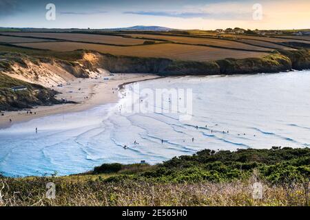 Am späten Nachmittag Licht über Crantock Beach in Newquay in Cornwall. Stockfoto