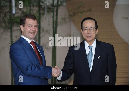 Der japanische Premierminister Yasuo Fukuda (R) begrüßt den russischen Präsidenten Dmitri Medwedew zu Beginn des G8-Gipfels am 7. Juli 2008 im Hotel Windsor in Toyako, in der Nähe von Sapporo, Japan. Während des dreitägigen Gipfeltreffens diskutieren die Staats- und Regierungschefs der acht starken Industrieländer Themen wie Weltwirtschaft, Umwelt, Klimawandel und Entwicklung in Afrika. Foto von Thierry Orban/ABACAPRESS.COM Stockfoto