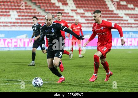 Zwickau, Deutschland. 26. Jan, 2021. firo: 01/26/2021 Fußball: Fußball: Archivfotos 3. Bundesliga-Saison 2020/21 MSV Duisburg - FSV Zwickau im Bild: Ahmet Engin (9, Duisburg) und Maxiilian Wolfram (18, Zwickau), Gabor Krieg/PICTURE POINT/firosportphoto Quelle: dpa/Alamy Live News Stockfoto