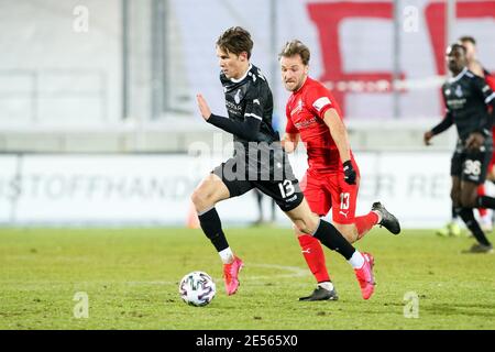 Zwickau, Deutschland. 26. Jan, 2021. firo: 01/26/2021 Fußball: Fußball: Archivfotos 3. Bundesliga-Saison 2020/21 MSV Duisburg - FSV Zwickau im Bild: Julian Hettwer (13, Duisburg) und Mike Konnecke/Koennecke (13, Zwickau), Gabor Krieg/PICTURE POINT/firosportphoto Quelle: dpa/Alamy Live News Stockfoto