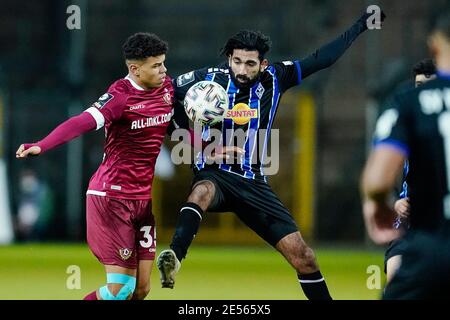 Mannheim, Deutschland. Januar 2021. Fußball: 3. Spielklasse, SV Waldhof Mannheim - Dynamo Dresden, Matchday 21, Carl-Benz-Stadion. Dresdens Ransford Königsdörffer (l.) und Mannheims Mohamed Gouaida kämpfen um den Ball. Quelle: Uwe Anspach/dpa/Alamy Live News Stockfoto