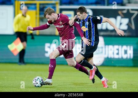 Mannheim, Deutschland. Januar 2021. Fußball: 3. Spielklasse, SV Waldhof Mannheim - Dynamo Dresden, Matchday 21, Carl-Benz-Stadion. Dresdens Christoph Daferner (l.) und Mannheims Marco Schuster kämpfen um den Ball. Quelle: Uwe Anspach/dpa/Alamy Live News Stockfoto