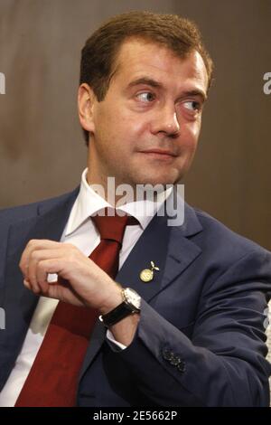 Der russische Präsident Dmitri Medwedew nimmt am 7. Juli 2008 an einem Treffen mit dem französischen Präsidenten Nicolas Sarkozy im Windsor Hotel Toya auf Japans Nordinsel Hokkaido, Japan, Teil. Foto von Ludovic/Pool/ABACAPRESS.COM Stockfoto