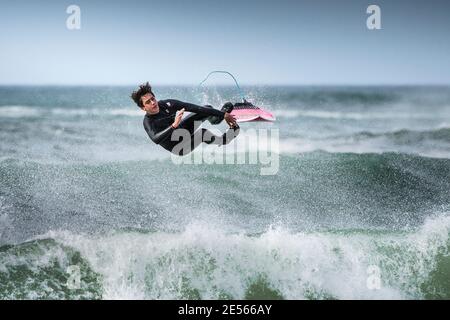 Spektakuläre Action, während ein Surfer im Fistral in Newquay in Cornwall auslöscht. Stockfoto