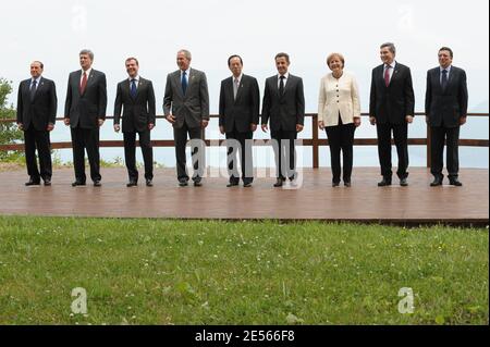 Die Staatsoberhäupter (L-R), der italienische Ministerpräsident Silvio Berlusconi, der kanadische Premierminister Stephen Harper, der russische Präsident Dmitri Medvedev, US-Präsident George W. Bush, der japanische Premierminister Yasuo Fukuda, der französische Präsident Nicolas Sarkozy, die deutsche Bundeskanzlerin Angela Merkel, der britische Premierminister Gordon Brown und der EU-Kommissionspräsident Juan Manuel Barroso, Pose für ein Gruppenbild am zweiten Tag des G8 Hokkaido Toyako Gipfels im Windsor Hotel Toya in Toyako Japan, am 8. Juli 2008. Foto von Thierry Orban/ABACAPRESS.COM Stockfoto