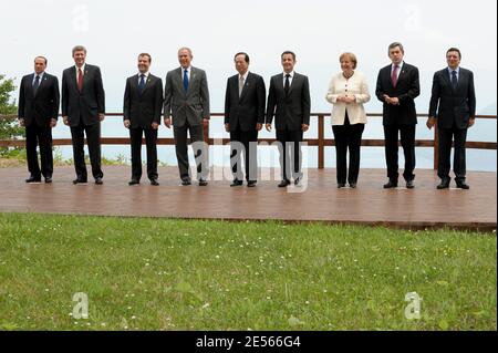 Die Staatsoberhäupter (L-R), der italienische Ministerpräsident Silvio Berlusconi, der kanadische Premierminister Stephen Harper, der russische Präsident Dmitri Medvedev, US-Präsident George W. Bush, der japanische Premierminister Yasuo Fukuda, der französische Präsident Nicolas Sarkozy, die deutsche Bundeskanzlerin Angela Merkel, der britische Premierminister Gordon Brown und der EU-Kommissionspräsident Juan Manuel Barroso, Pose für ein Gruppenbild am zweiten Tag des G8 Hokkaido Toyako Gipfels im Windsor Hotel Toya in Toyako Japan, am 8. Juli 2008. Foto von Thierry Orban/ABACAPRESS.COM Stockfoto