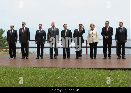 Die Staatsoberhäupter (L-R), der italienische Ministerpräsident Silvio Berlusconi, der kanadische Premierminister Stephen Harper, der russische Präsident Dmitri Medvedev, US-Präsident George W. Bush, der japanische Premierminister Yasuo Fukuda, der französische Präsident Nicolas Sarkozy, die deutsche Bundeskanzlerin Angela Merkel, der britische Premierminister Gordon Brown und der EU-Kommissionspräsident Juan Manuel Barroso, Pose für ein Gruppenbild am zweiten Tag des G8 Hokkaido Toyako Gipfels im Windsor Hotel Toya in Toyako Japan, am 8. Juli 2008. Foto von Thierry Orban/ABACAPRESS.COM Stockfoto