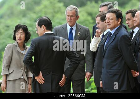 Die Staatsoberhäupter (L-R), der japanische Premierminister Yasuo Fukuda, US-Präsident George W. Bush, der russische Präsident Dmitri Medwedew, die deutsche Bundeskanzlerin Angela Merkel (versteckt), der britische Premierminister Gordon Brown, der französische Präsident Nicolas Sarkozy und der italienische Ministerpräsident Silvio Berlusconi, Am zweiten Tag des G8 Hokkaido Toyako Summit am 8. Juli 2008 erwartet Sie ein Gruppenbild im Windsor Hotel Toya in Toyako Japan. Foto von Thierry Orban/ABACAPRESS.COM Stockfoto