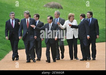 Staatsoberhäupter (L-R) der britische Premierminister Gordon Brown, der kanadische Premierminister Stephen Harper, der französische Präsident Nicolas Sarkozy (versteckt), der russische Präsident Dmitri Medvedev, der japanische Premierminister Yasuo Fukuda, US-Präsident George W. Bush, die deutsche Bundeskanzlerin Angela Merkel, der italienische Ministerpräsident Silvio Berlusconi und der EU-Kommissionspräsident Juan Manuel Barroso, Am zweiten Tag des G8 Hokkaido Toyako Summit am 8. Juli 2008 erwartet Sie ein Gruppenbild im Windsor Hotel Toya in Toyako Japan. Foto von Thierry Orban/ABACAPRESS.COM Stockfoto