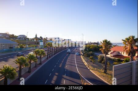 Nelson Mandela Boulevard- Kapstadt, Südafrika - 25-01-2021 Blick auf die Stadt von der Brücke über den Nelson Mandela Boulevard. Warmer Sonnenuntergang über der Stadt. Stockfoto