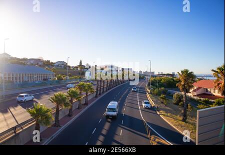 Nelson Mandela Boulevard- Kapstadt, Südafrika - 25-01-2021 Blick auf die Stadt von der Brücke über den Nelson Mandela Boulevard. Warmer Sonnenuntergang über der Stadt. Stockfoto