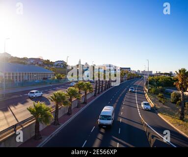 Nelson Mandela Boulevard- Kapstadt, Südafrika - 25-01-2021 Blick auf die Stadt von der Brücke über den Nelson Mandela Boulevard. Warmer Sonnenuntergang über der Stadt. Stockfoto