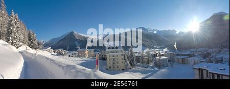 Panoramabild des schönen Sonnenaufgangs nach starkem Schneefall in der Schweizer Berge Alpen in Davos Stockfoto