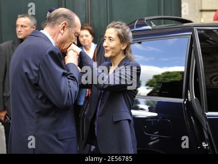 Die ehemalige Geisel, die französisch-kolumbianische Ingrid Betancourt, wurde am 9. Juli 2008 vom ehemaligen französischen Präsidenten Jacques Chirac in Paris empfangen. Foto von Mousse/ABACAPRESS.COM Stockfoto