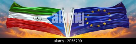 Flagge der Europäischen Union und Flagge Äquatorialguineas winkt mit Textur Himmel Wolke und Sonnenuntergang Doppelte Flagge Stockfoto