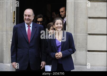 Ehemalige Geisel, französisch-kolumbianische Ingrid Betancourt nach Empfang mit ihrer Familie (ihre Mutter Yolanda Pulecio und ihr Neffe Stanislas) durch den ehemaligen französischen Präsidenten Jacques Chirac in Paris, Frankreich am 9. Juli 2008. Foto von Mousse/ABACAPRESS.COM Stockfoto