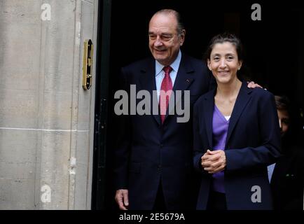 Ehemalige Geisel, französisch-kolumbianische Ingrid Betancourt nach Empfang mit ihrer Familie (ihre Mutter Yolanda Pulecio und ihr Neffe Stanislas) durch den ehemaligen französischen Präsidenten Jacques Chirac in Paris, Frankreich am 9. Juli 2008. Foto von Mousse/ABACAPRESS.COM Stockfoto