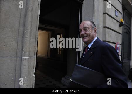 Der ehemalige französische Präsident Jacques Chirac kommt in sein Büro, bevor er am 9. Juli 2008 die ehemalige französisch-kolumbianische Ingrid Betancourt in Paris, Frankreich, als Geisel nimmt. Foto von Mousse/ABACAPRESS.COM Stockfoto