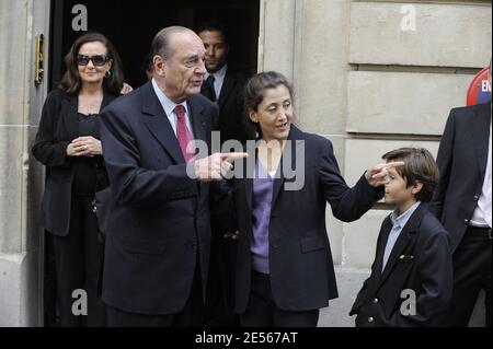 Ehemalige Geisel, französisch-kolumbianische Ingrid Betancourt nach Empfang mit ihrer Familie (ihre Mutter Yolanda Pulecio und ihr Neffe Stanislas) durch den ehemaligen französischen Präsidenten Jacques Chirac in Paris, Frankreich am 9. Juli 2008. Foto von Mousse/ABACAPRESS.COM Stockfoto