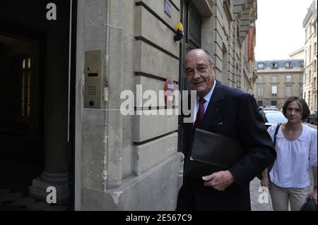 Der ehemalige französische Präsident Jacques Chirac kommt in sein Büro, bevor er am 9. Juli 2008 die ehemalige französisch-kolumbianische Ingrid Betancourt in Paris, Frankreich, als Geisel nimmt. Foto von Mousse/ABACAPRESS.COM Stockfoto