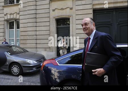 Der ehemalige französische Präsident Jacques Chirac kommt in sein Büro, bevor er am 9. Juli 2008 die ehemalige französisch-kolumbianische Ingrid Betancourt in Paris, Frankreich, als Geisel nimmt. Foto von Mousse/ABACAPRESS.COM Stockfoto