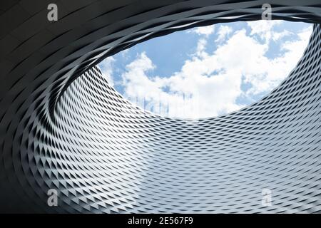 Die neue Halle der Messe Basel, die von Herzog und De Meuron entworfen wurde, wurde 2013 fertiggestellt. Stockfoto