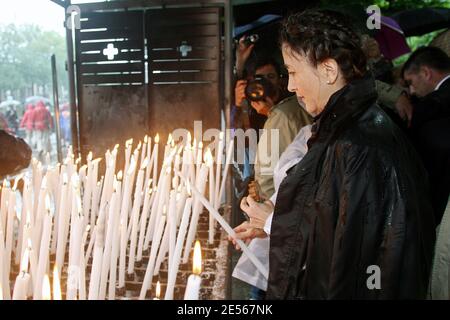 Die französisch-kolumbianische Politikerin und ehemalige Geisel Ingrid Betancourt besucht am 12. Juli 2008 die Massabielle-Höhle in Lourdes im Südwesten Frankreichs. Betancourt wird einige Tage in diesem wichtigen Wallfahrtsort verbringen, der der Jungfrau Maria in den französischen Pyrenäen gewidmet ist. Foto von Manuel Blondau/ABACAPRESS.COM Stockfoto