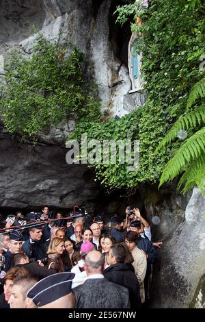 Die französisch-kolumbianische Politikerin und ehemalige Geisel Ingrid Betancourt besucht am 12. Juli 2008 die Massabielle-Höhle in Lourdes im Südwesten Frankreichs. Betancourt wird einige Tage in diesem wichtigen Wallfahrtsort verbringen, der der Jungfrau Maria in den französischen Pyrenäen gewidmet ist. Foto von Manuel Blondau/ABACAPRESS.COM Stockfoto