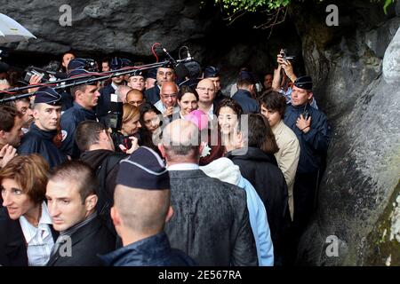 Die französisch-kolumbianische Politikerin und ehemalige Geisel Ingrid Betancourt besucht am 12. Juli 2008 die Massabielle-Höhle in Lourdes im Südwesten Frankreichs. Betancourt wird einige Tage in diesem wichtigen Wallfahrtsort verbringen, der der Jungfrau Maria in den französischen Pyrenäen gewidmet ist. Foto von Manuel Blondau/ABACAPRESS.COM Stockfoto