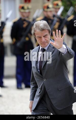 Der französische Außenminister Bernard Kouchner kommt am 12. Juli 2008 im Elysée-Palast in Paris an. Foto von Mousse/ABACAPRESS.COM Stockfoto