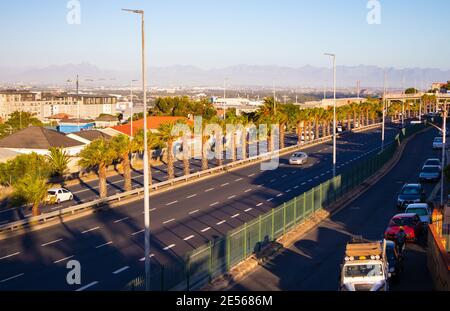 Nelson Mandela Boulevard- Kapstadt, Südafrika - 25-01-2021 Seitenansicht Boulevard am späten Nachmittag. Sonnenuntergang über Kapstadt. Stockfoto