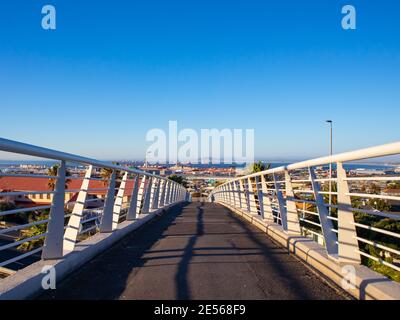 Nelson Mandela Boulevard - Kapstadt, Südafrika - 25-01-2021 Brücke über den Nelson Mandela Boulevard. Stockfoto