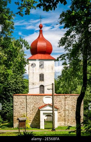 Vysoka, Tschechische Republik - 6. Juli 2018: Ansicht der erhaltenen Ruine der Kirche Johannes des Täufers aus dem 13. Jahrhundert, weißer Turm mit Uhr. Stockfoto