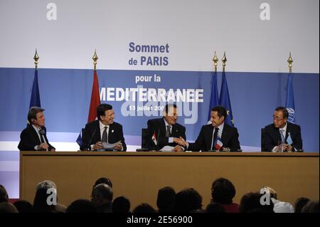 Bernard Kouchner, französischer Außenminister und europäischer Minister, José Manuel Barroso, der Präsident der Europäischen Kommission, der ägyptische Präsident und Mitvorsitzende des Gipfels, Hosni Mubarak, Der französische Präsident Nicolas Sarkozy und der Generalsekretär der Vereinten Nationen, Ban Ki-Moon, halten am 13. Juli 2008 im Grand Palais in Paris, Frankreich, eine gemeinsame Pressekonferenz zum Ende des Pariser Gründungsgipfels der Union für das Mittelmeer ab. Der französische Präsident Nicolas Sarkozy und 42 führende Politiker starten heute eine Union zwischen Europa und seinen Mittelmeeranrainerstaaten, aber Spannungen zwischen den Ländern des Nahen Ostens könnten den Großen untergraben Stockfoto