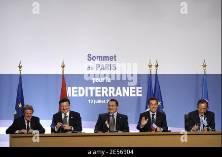 Bernard Kouchner, französischer Außenminister und europäischer Minister, José Manuel Barroso, der Präsident der Europäischen Kommission, der ägyptische Präsident und Mitvorsitzende des Gipfels, Hosni Mubarak, Der französische Präsident Nicolas Sarkozy und der Generalsekretär der Vereinten Nationen, Ban Ki-Moon, halten am 13. Juli 2008 im Grand Palais in Paris, Frankreich, eine gemeinsame Pressekonferenz zum Ende des Pariser Gründungsgipfels der Union für das Mittelmeer ab. Der französische Präsident Nicolas Sarkozy und 42 führende Politiker starten heute eine Union zwischen Europa und seinen Mittelmeeranrainerstaaten, aber Spannungen zwischen den Ländern des Nahen Ostens könnten den Großen untergraben Stockfoto