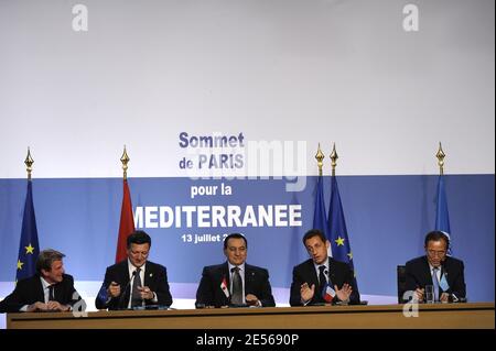 Bernard Kouchner, französischer Außenminister und europäischer Minister, José Manuel Barroso, der Präsident der Europäischen Kommission, der ägyptische Präsident und Mitvorsitzende des Gipfels, Hosni Mubarak, Der französische Präsident Nicolas Sarkozy und der Generalsekretär der Vereinten Nationen, Ban Ki-Moon, halten am 13. Juli 2008 im Grand Palais in Paris, Frankreich, eine gemeinsame Pressekonferenz zum Ende des Pariser Gründungsgipfels der Union für das Mittelmeer ab. Der französische Präsident Nicolas Sarkozy und 42 führende Politiker starten heute eine Union zwischen Europa und seinen Mittelmeeranrainerstaaten, aber Spannungen zwischen den Ländern des Nahen Ostens könnten den Großen untergraben Stockfoto