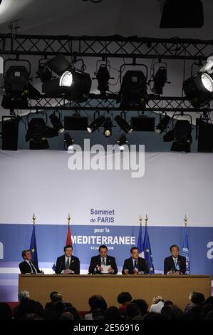 Bernard Kouchner, französischer Außenminister und europäischer Minister, José Manuel Barroso, der Präsident der Europäischen Kommission, der ägyptische Präsident und Mitvorsitzende des Gipfels, Hosni Mubarak, Der französische Präsident Nicolas Sarkozy und der Generalsekretär der Vereinten Nationen, Ban Ki-Moon, halten am 13. Juli 2008 im Grand Palais in Paris, Frankreich, eine gemeinsame Pressekonferenz zum Ende des Pariser Gründungsgipfels der Union für das Mittelmeer ab. Der französische Präsident Nicolas Sarkozy und 42 führende Politiker starten heute eine Union zwischen Europa und seinen Mittelmeeranrainerstaaten, aber Spannungen zwischen den Ländern des Nahen Ostens könnten den Großen untergraben Stockfoto