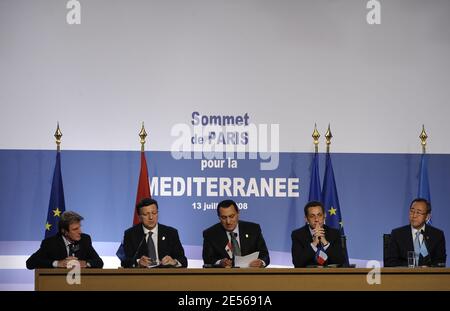 Bernard Kouchner, französischer Außenminister und europäischer Minister, José Manuel Barroso, der Präsident der Europäischen Kommission, der ägyptische Präsident und Mitvorsitzende des Gipfels, Hosni Mubarak, Der französische Präsident Nicolas Sarkozy und der Generalsekretär der Vereinten Nationen, Ban Ki-Moon, halten am 13. Juli 2008 im Grand Palais in Paris, Frankreich, eine gemeinsame Pressekonferenz zum Ende des Pariser Gründungsgipfels der Union für das Mittelmeer ab. Der französische Präsident Nicolas Sarkozy und 42 führende Politiker starten heute eine Union zwischen Europa und seinen Mittelmeeranrainerstaaten, aber Spannungen zwischen den Ländern des Nahen Ostens könnten den Großen untergraben Stockfoto