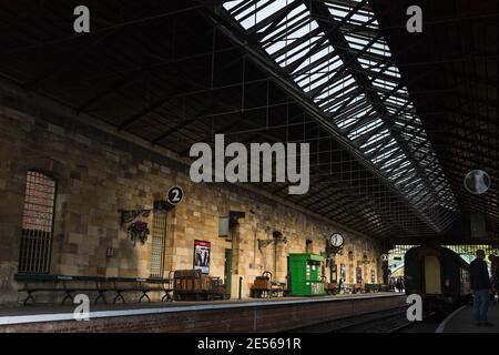 Lichtfilter durch das Dach des Pickering Bahnhofs. Stockfoto