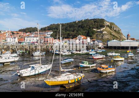 Ebbe im Hafen von Scarborough unter einem blauen Himmel. Stockfoto